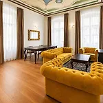 Boutique Le Theatre Apartment *